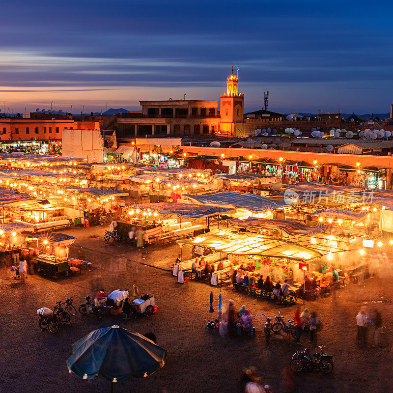 摩洛哥马拉喀什Djemaa el Fna广场的夜景。